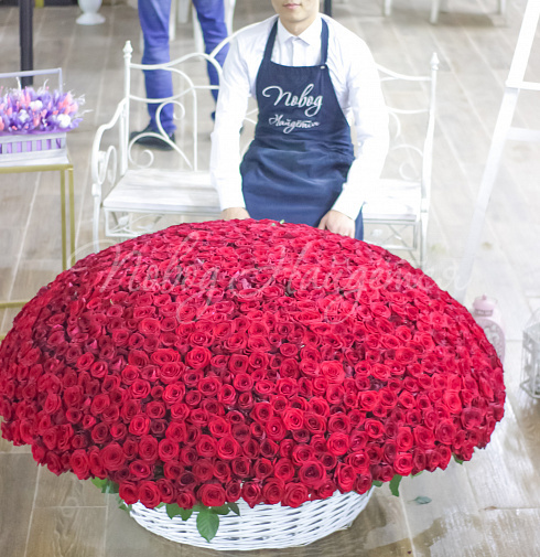 1001 роза в корзине