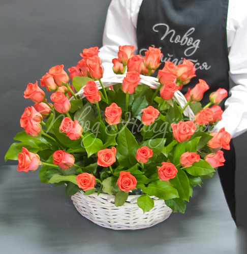 Розы в корзинах Браво